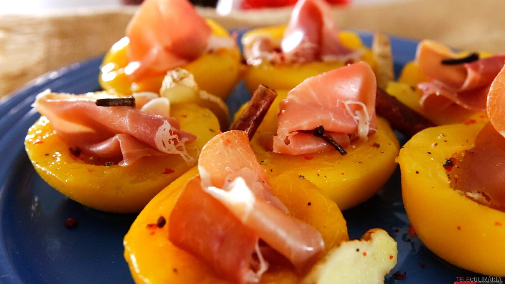 Conserva de pêssegos com presunto fatiado