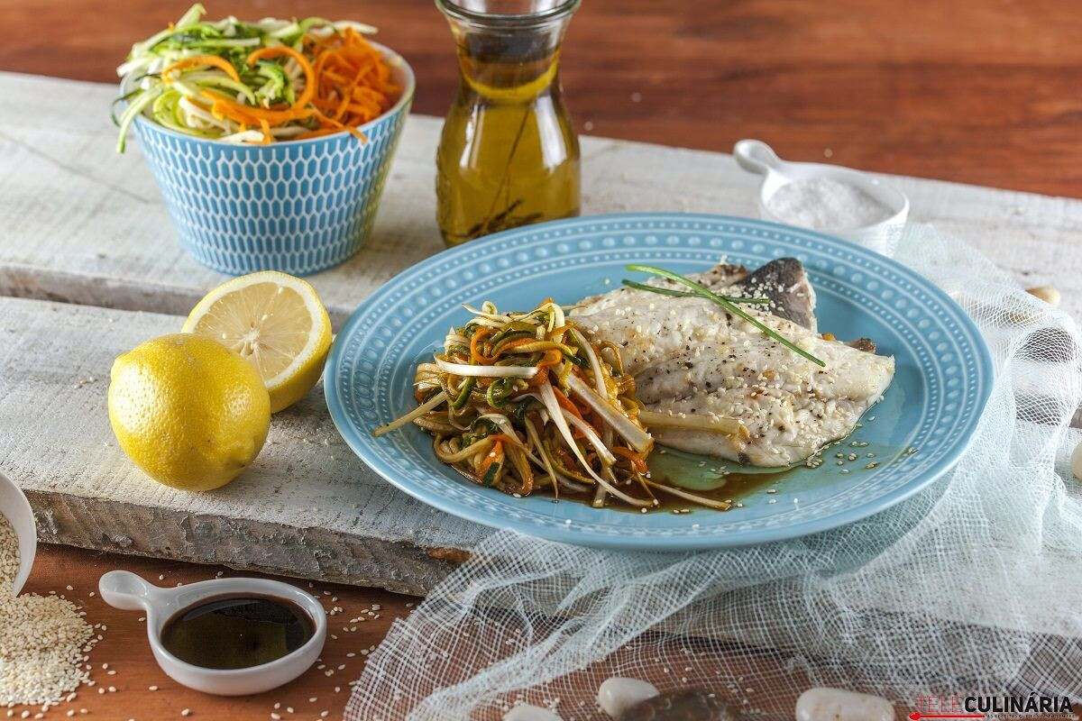 Filetes de dourada com legumes espiralizados