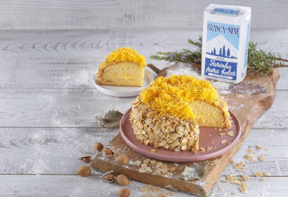 Bolo recheado com creme de pasteleiro e amêndoa - Branca de Neve