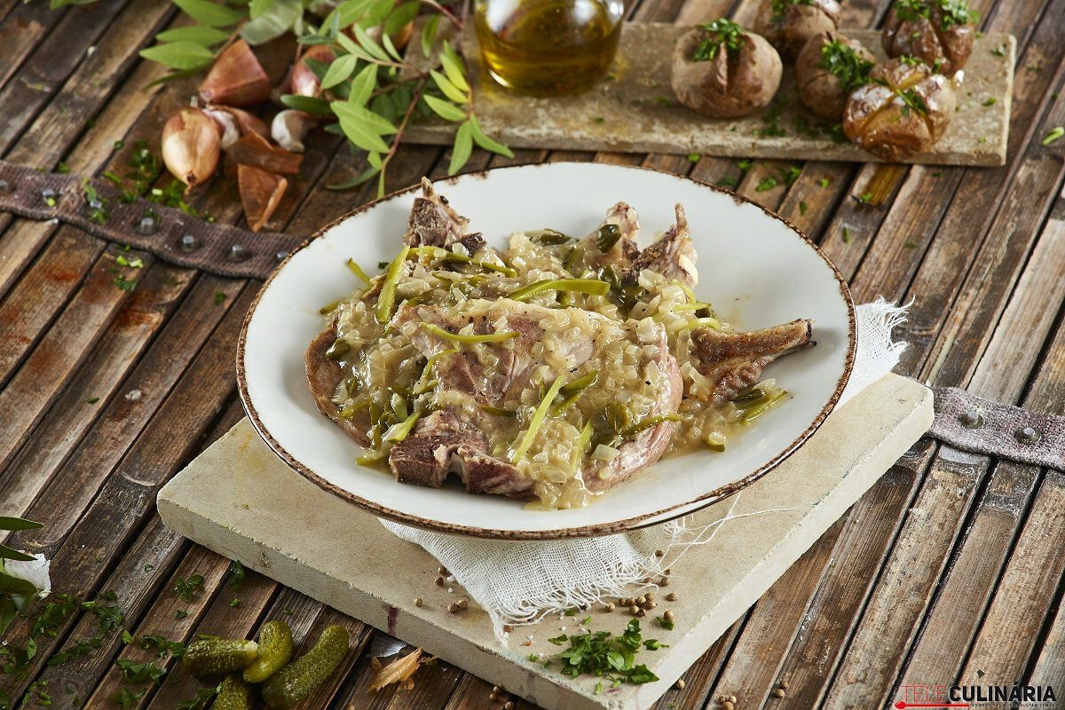 Costeletas de porco à salsicheiro