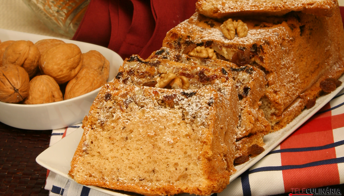 Bolo família com sultanas e nozes