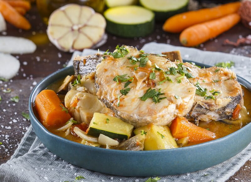 Pescada estufada com legumes