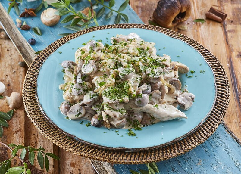 Bifes de peru com natas e cogumelos