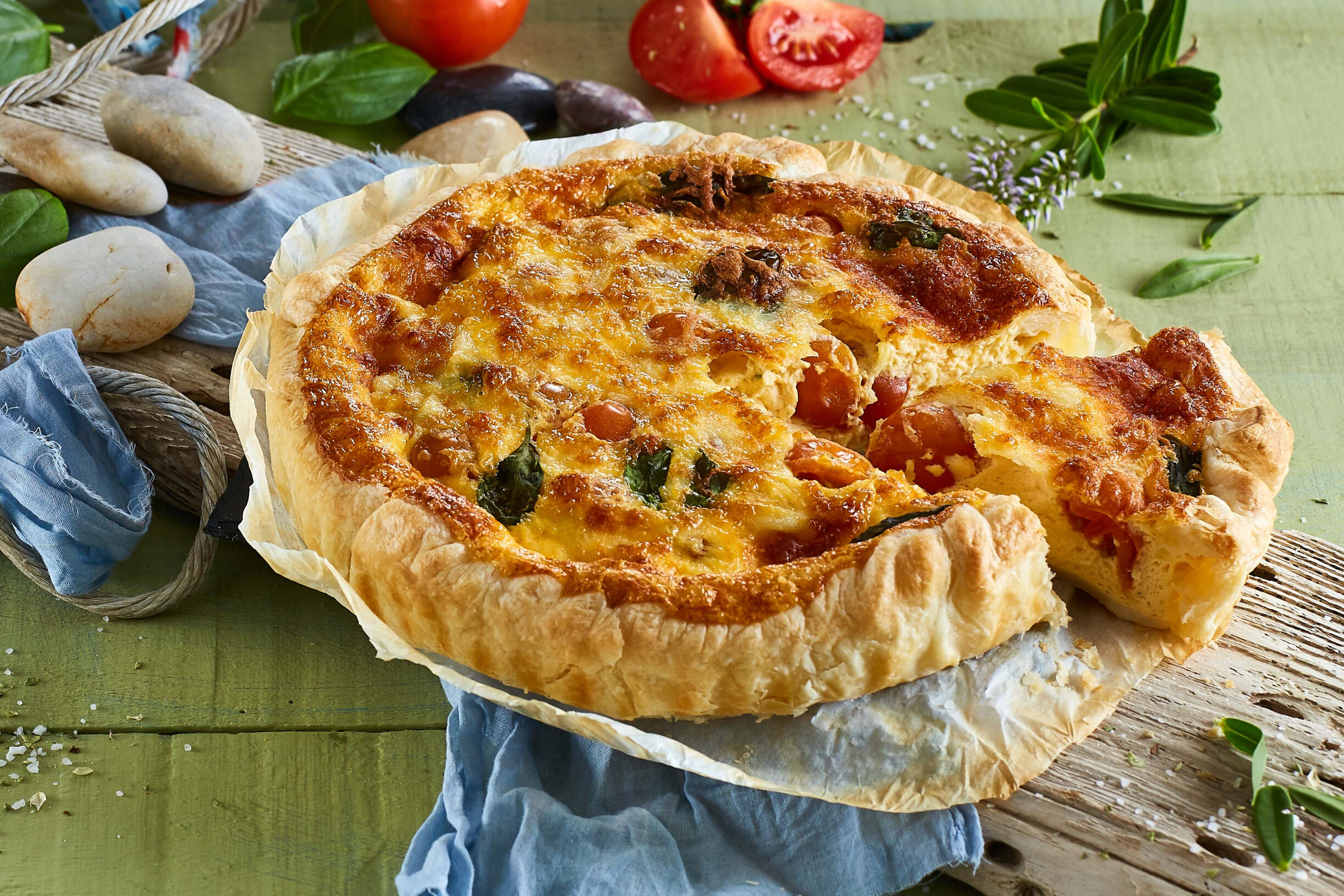 Quiche de tomate com manjericão