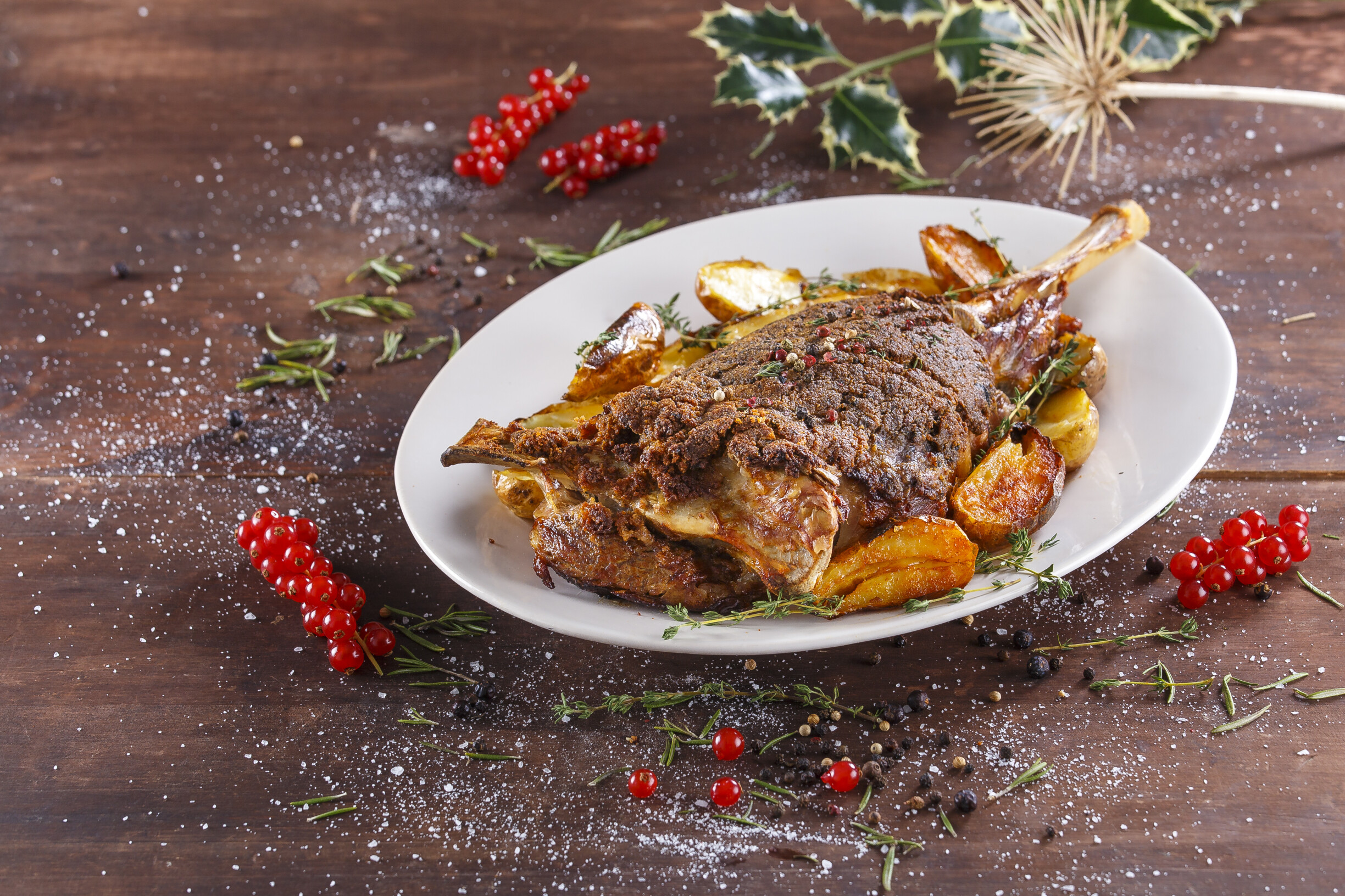 Perna de borrego em crosta de azeitonas com batatinhas