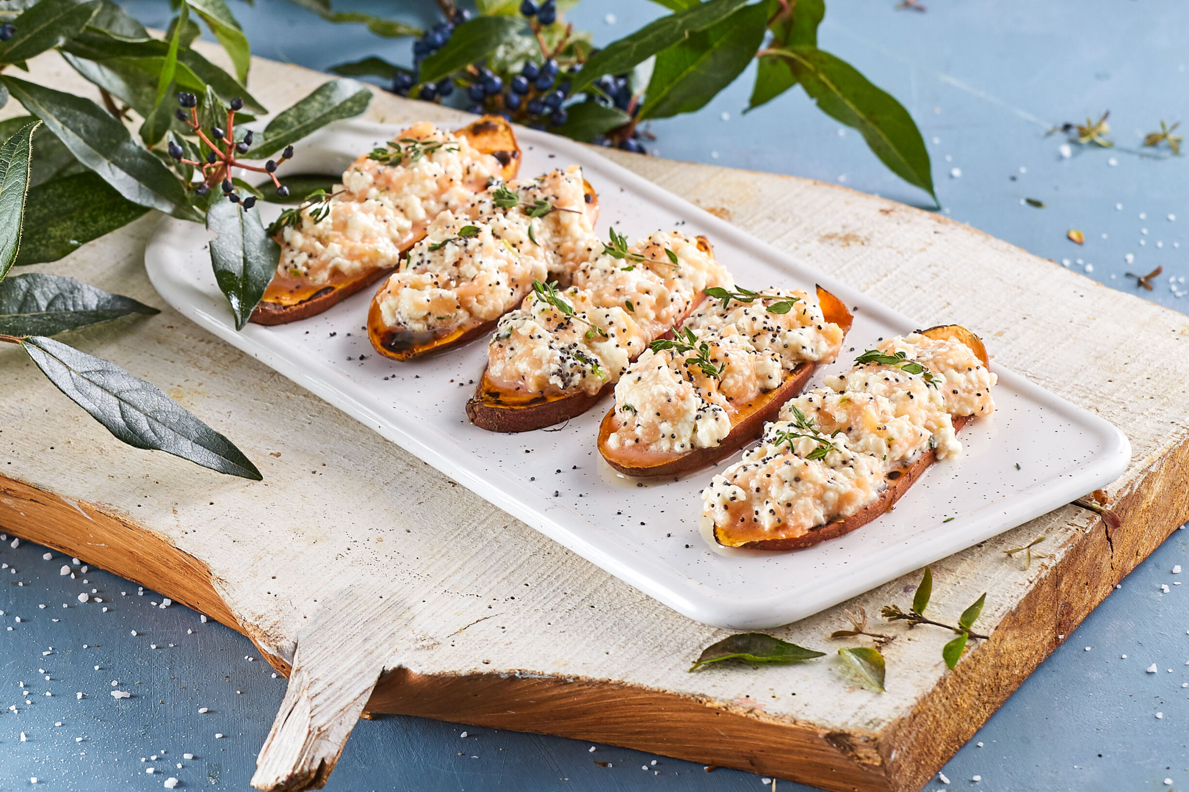 Tostas de batata-doce com queijo fresco e salmão fumado