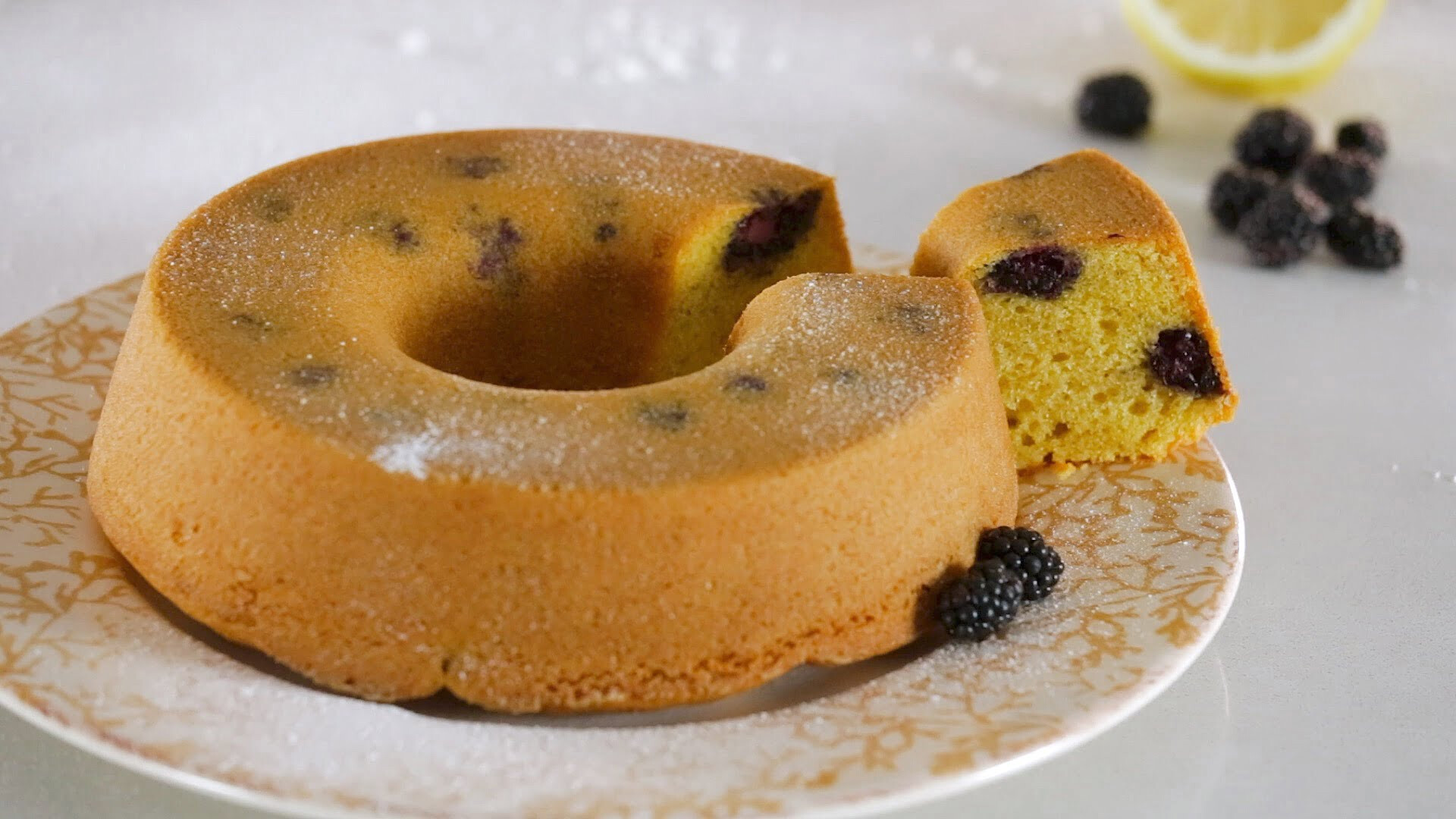 Bolo de limão com amoras