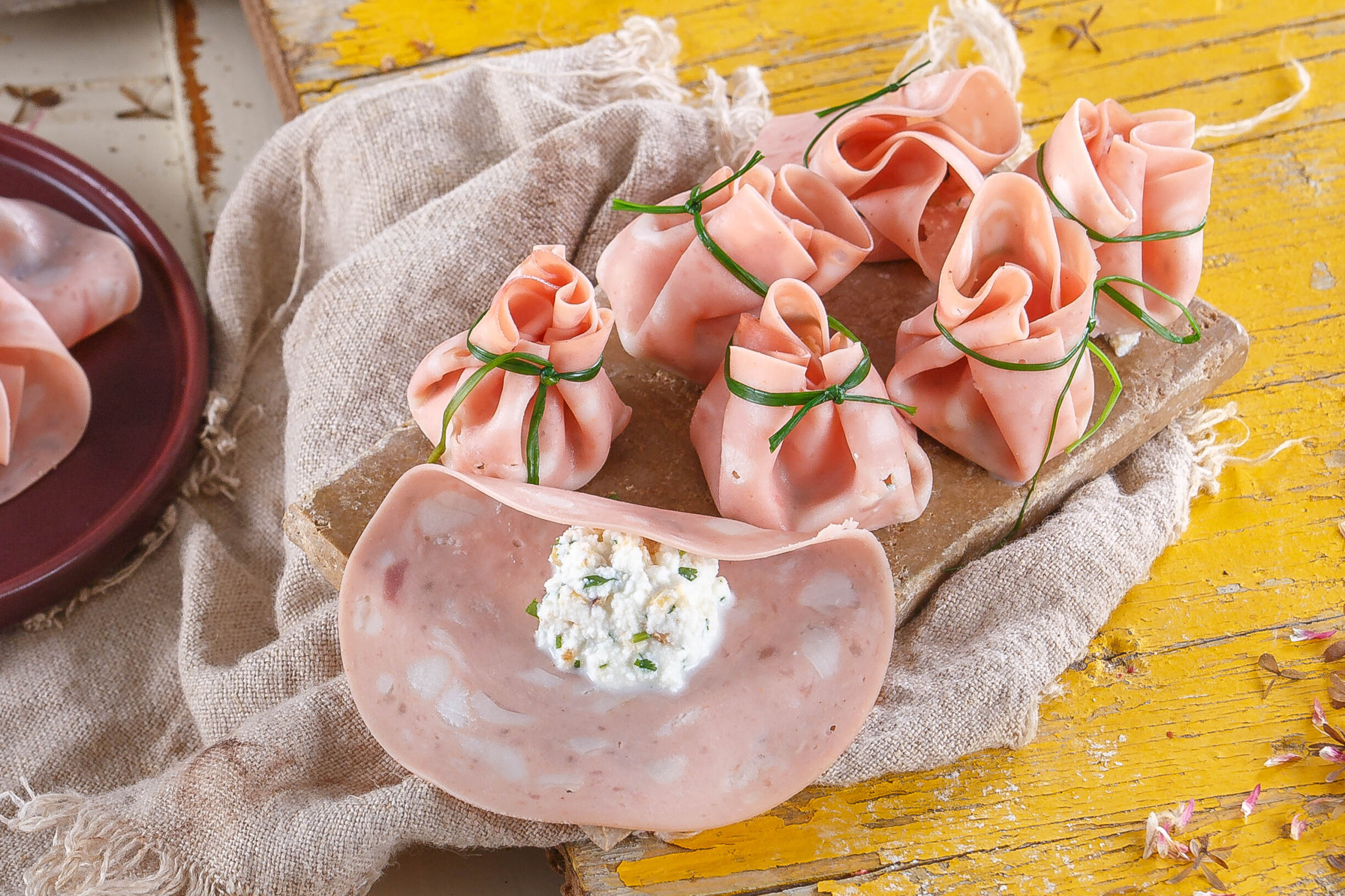 Trouxas de mortadela com requeijão