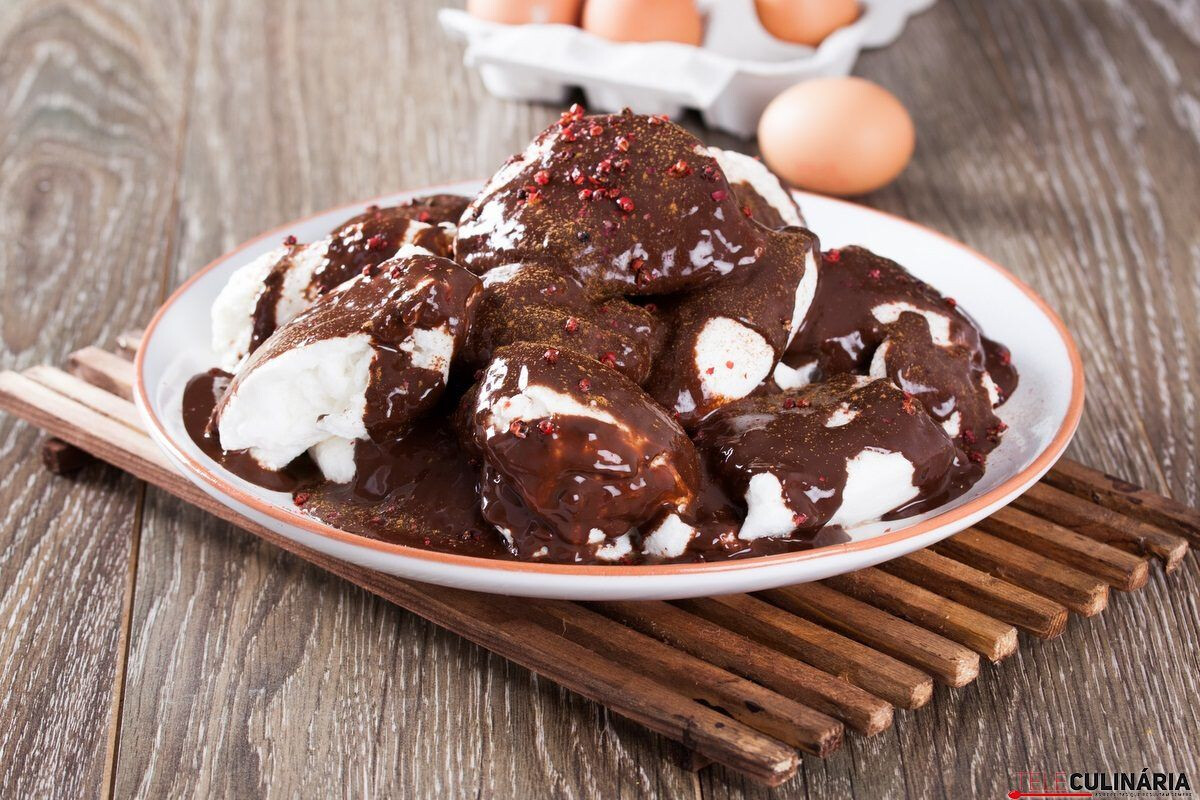 Farófias com chocolate quente e pimenta rosa