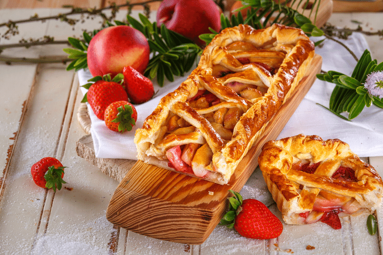 Tarte folhada de pêssegos e morangos