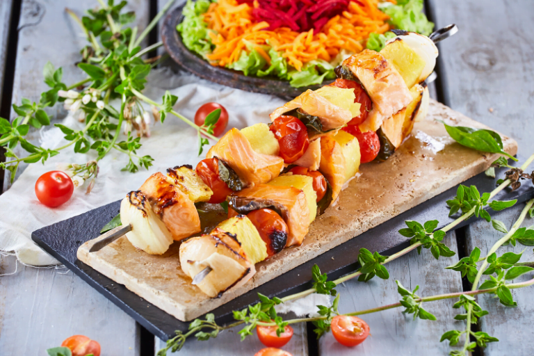 Espetadas de salmão e abacaxi