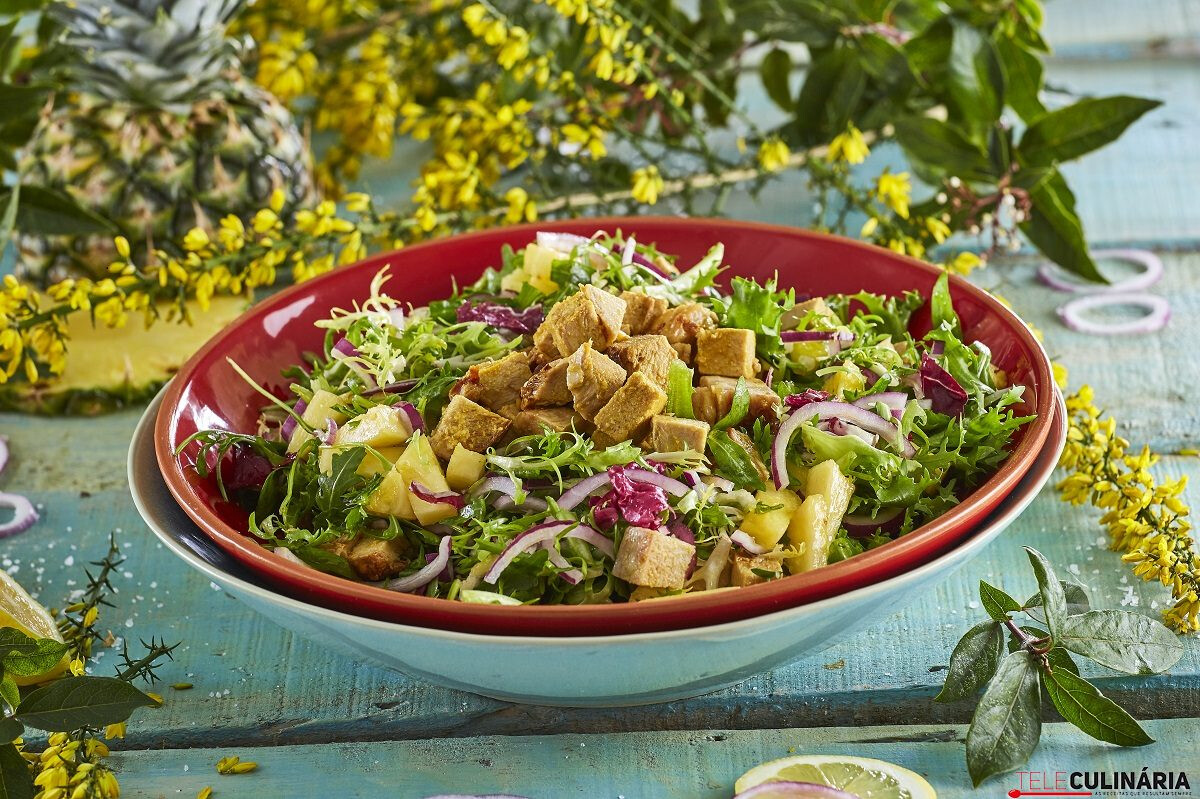Salada de verão com lombo de porco assado