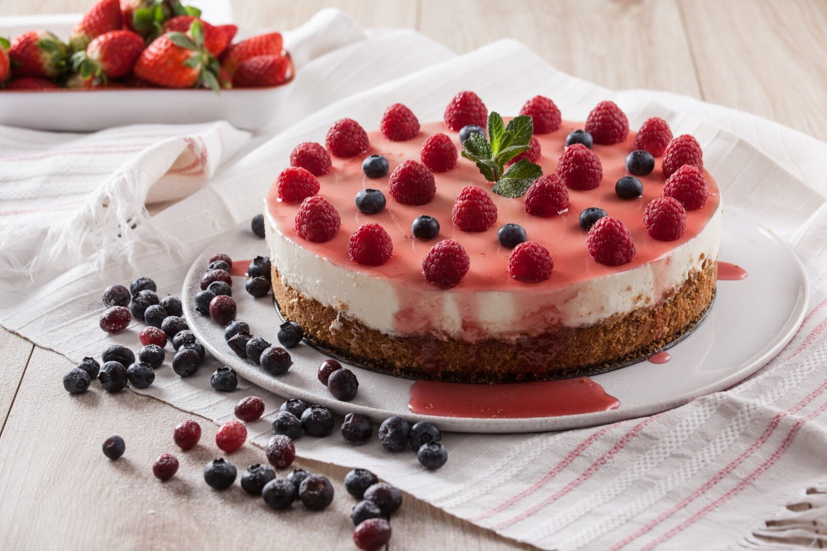 Cheesecake com framboesas e mirtilos