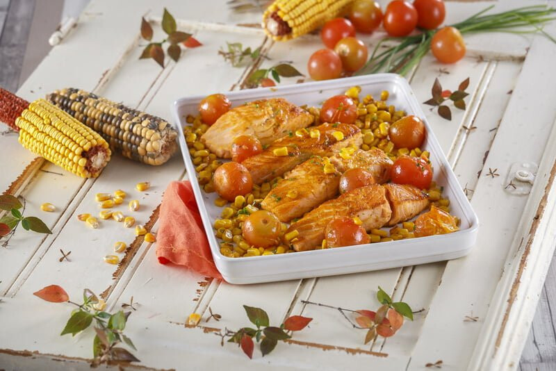 Salmão com milho e tomate