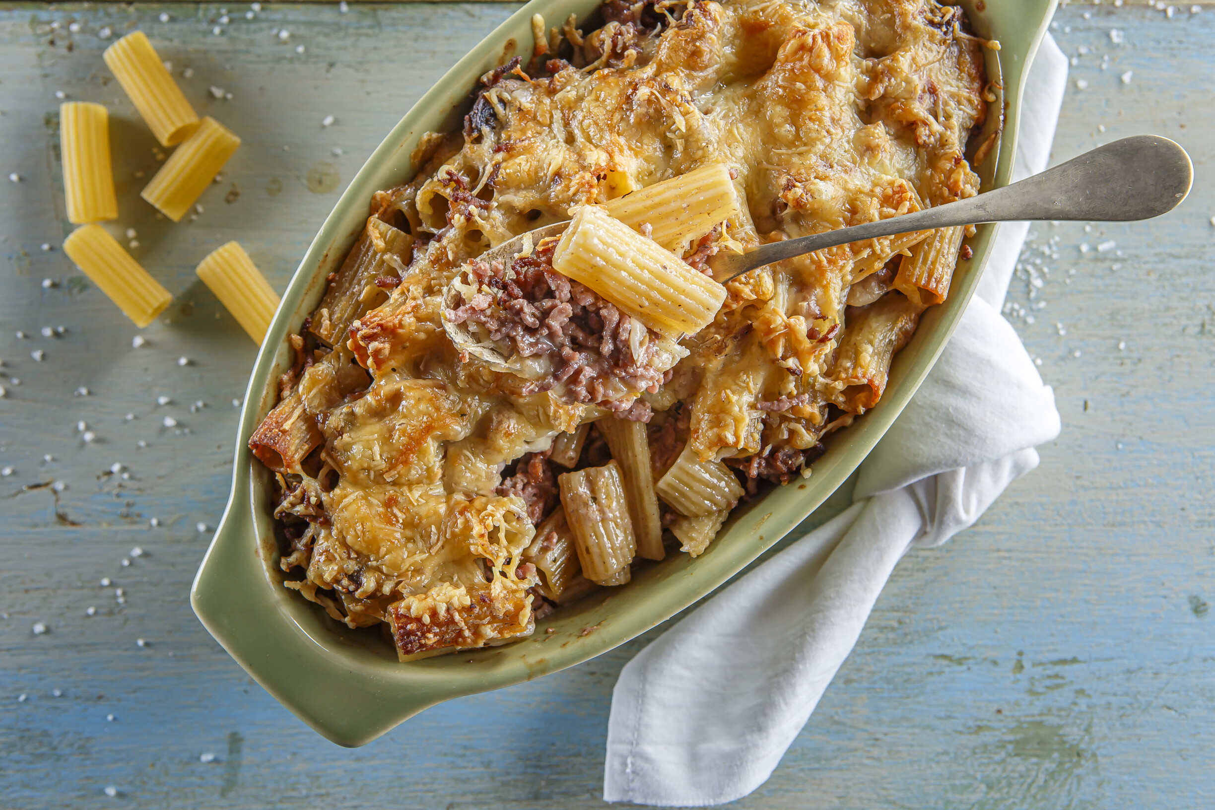 Rigatoni gratinado com carne picada