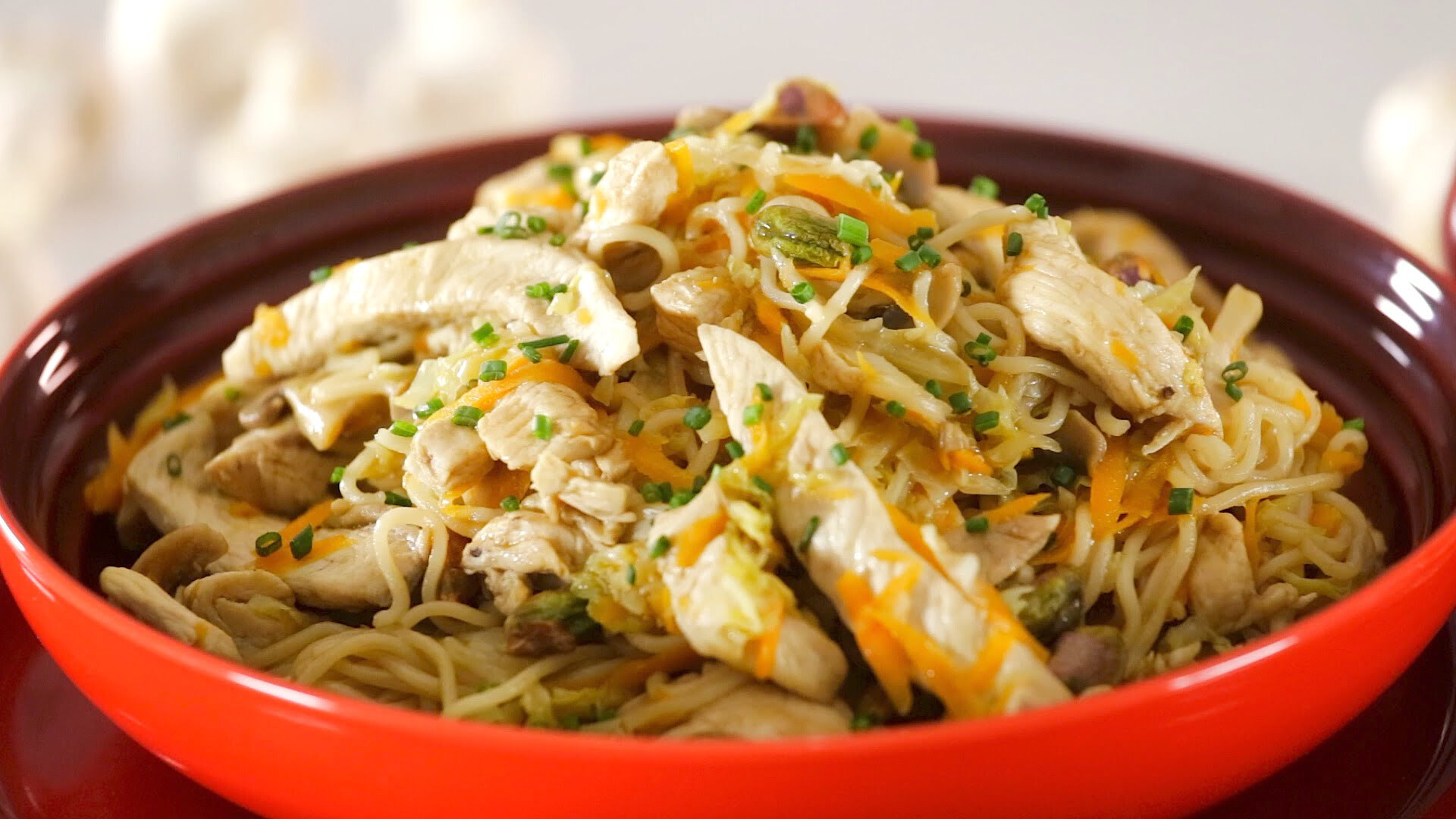 Noodles de frango e pistacho