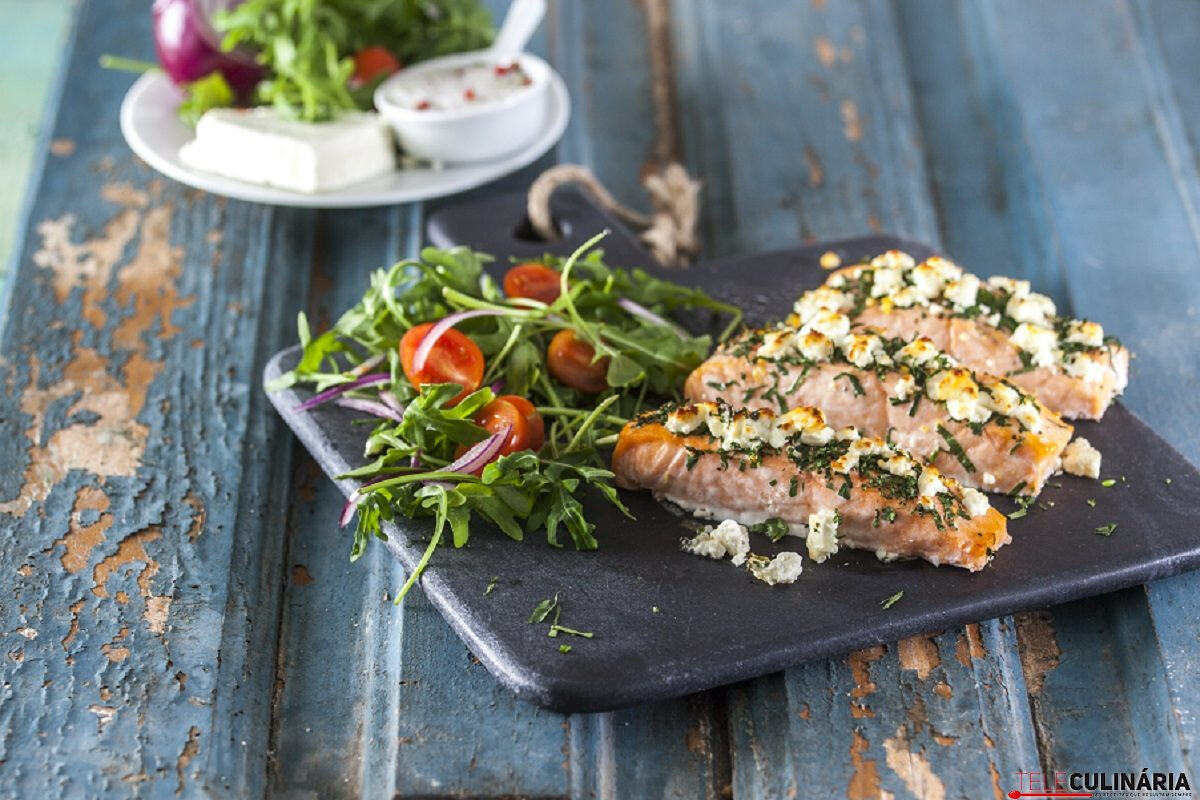 Salmão com crosta de ervas e salada