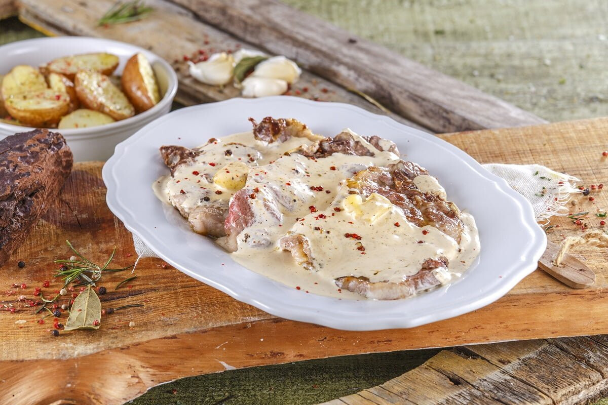 Costeletas cremosas com batata assada