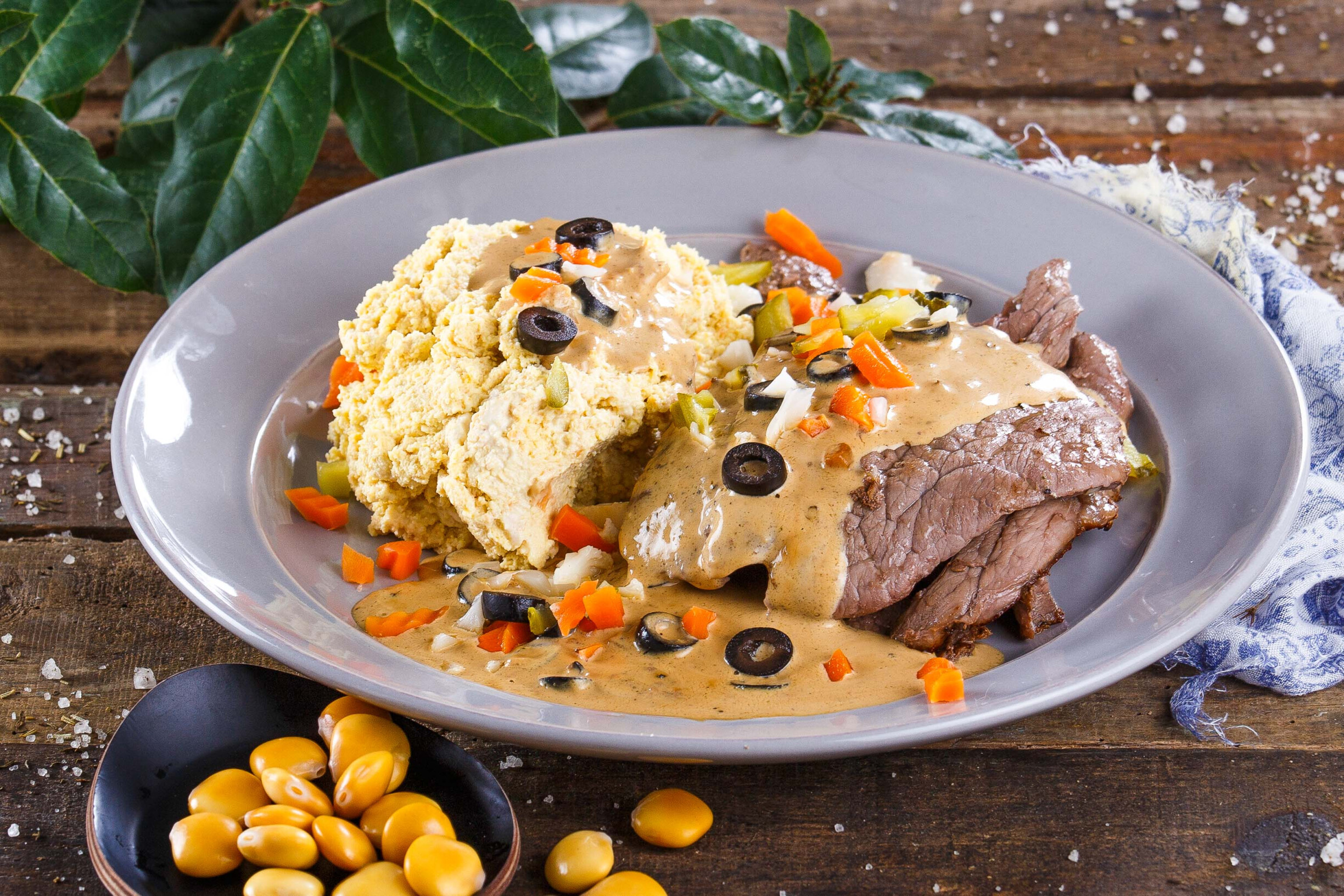 Bifes na frigideira com puré de tremoço