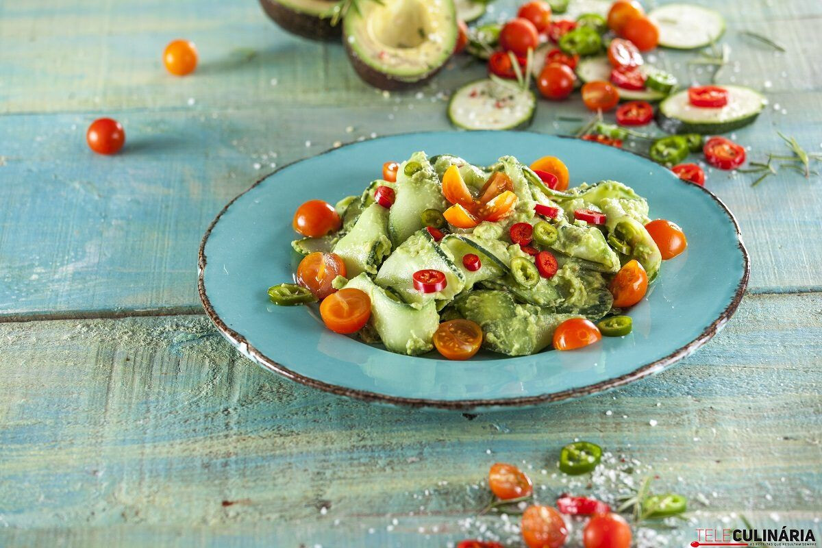 Tagliatelle de pepino com molho de abacate