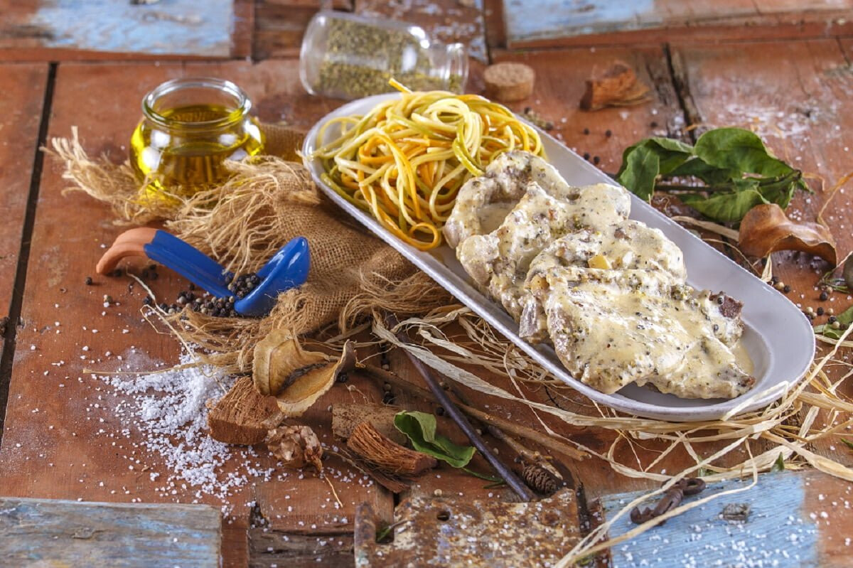 Costeletas de porco com molho de pimenta e orégãos