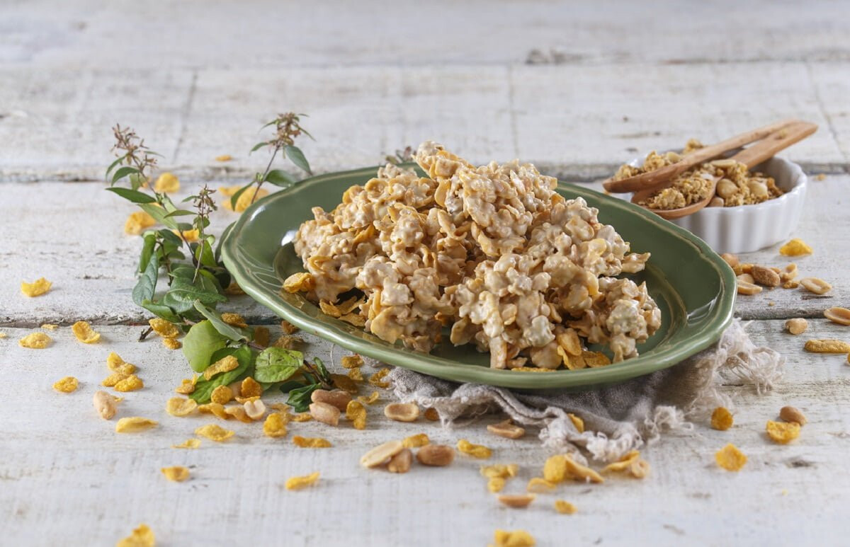 Rochas de chocolate branco e amendoim