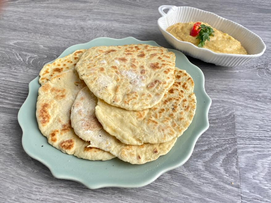 Pão naan com patê de grão